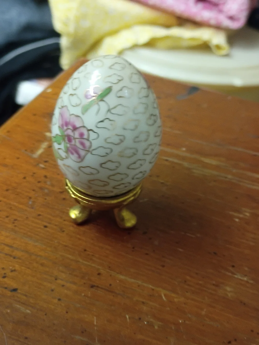 Enecso Chinese Import Porcelain Egg 1970s W/ Gold Toned  Tripod  Made In Taiwan